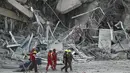 Salah satu bangunan gedung yang masih dalam proses pembangunan langsung ambruk usai diguncang gempa. (Lillian SUWANRUMPHA/AFP)