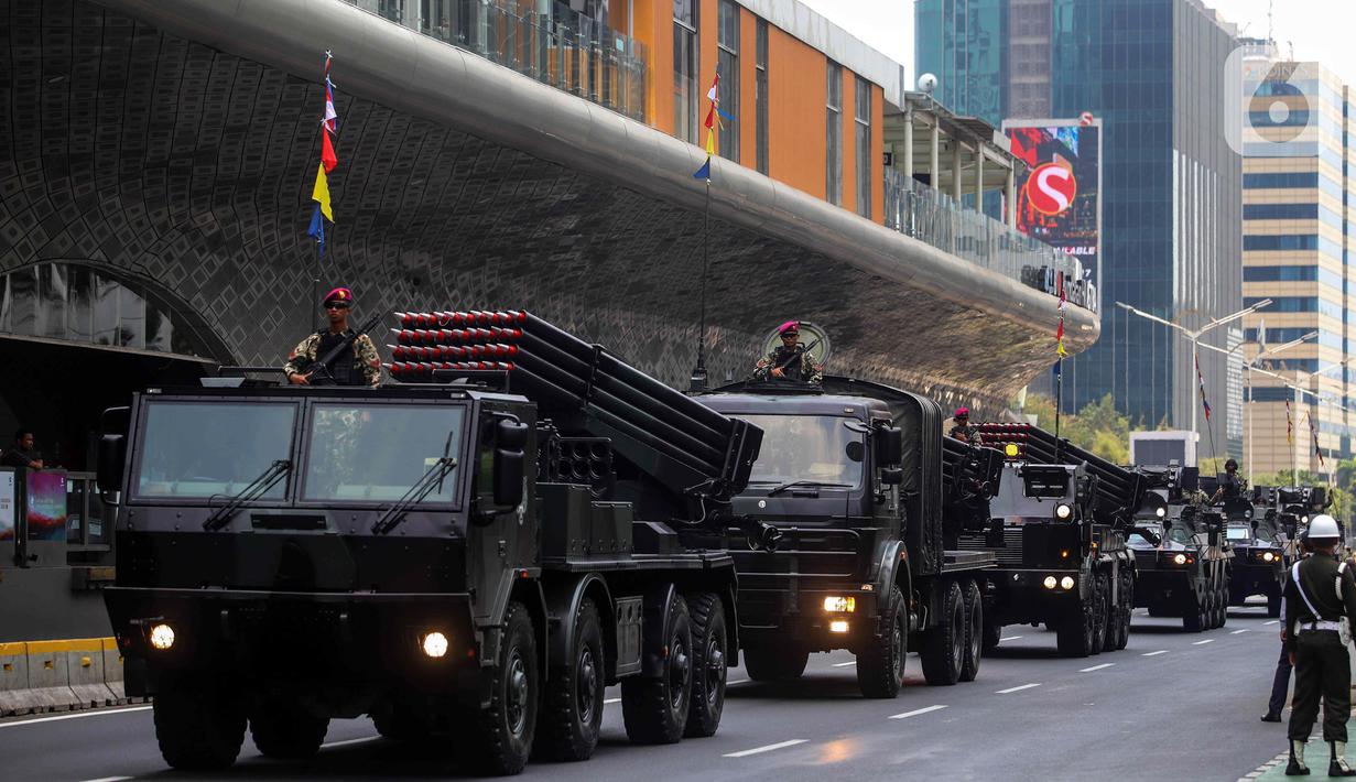 Parade alat utama sistem pertahanan (Alutsista) Tentara Nasional Indonesia (TNI) saat melintas di kawasan Bundaran Hotel Indonesia (HI), Jakarta, Selasa (3/10/2023). Parade digelar usai alutsista TNI tersebut menggelar gladi bersih menyambut HUT ke-78 TNI. (Liputan6.com/Angga Yuniar)