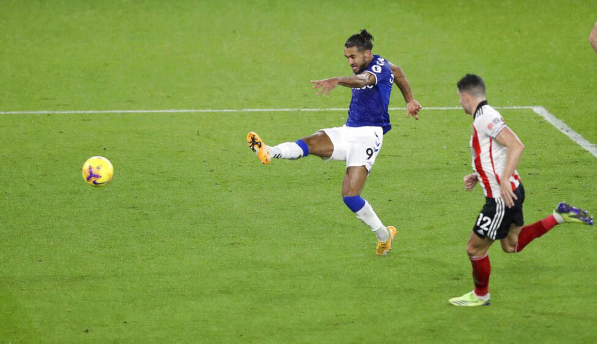 Striker Everton, Dominic Calvert-Lewin, melepaskan tendangan ke gawang Sheffield United pada laga Liga Inggris di Stadion Bramall Lane, Sabtu (26/12/2020). Everton menang dengan skor 1-0. (George Wood/Pool via AP)