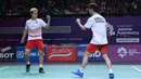 Pasangan Indonesia, Kevin Sanjaya/Marcus Gideon, saat melawan wakil Jepang, Takeshi Kamura/Kelgo Sonoda, pada laga Asian Games di Istora, Jakarta, Selasa (21/8/2018). Kevin/Marcus menang 21-18 dan 21-12. (Liputan6.com/Helmi Fithriansyah)