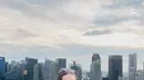 Penampilan manis Enzy Storia berenang dengan latar pemandangan gedung-gedung tinggi. Enzy mengenakan swimsuit berwarna hitam. [Foto: Instagram/enzystoria]