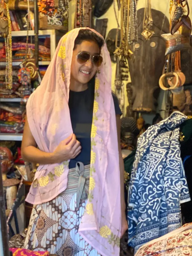 7 Gaya Olivia Zalianty Pakai Batik, Dasternya Curi Perhatian