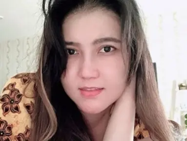 Pelantun lagu Sayang ini parasnya tetap menawan meski tampil natural. Penampilan muka bantalnya ini curi perhatian karena masih terlihat cantik. Tak ayal foto ini banjir like dan komentar dari warganet. (Liputan6.com/IG/viavallen)