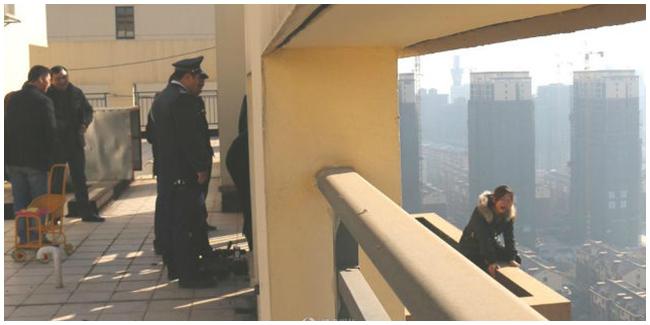 Wanita ini mencoba terjun dari lantai 28 untuk bunuh diri. | Foto: copyright shanghaiist.com