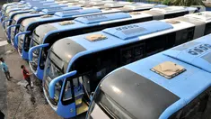 Pekerja mencuci bus Transjakarta Zhong Tong di Depo PPD F Klender, Jakarta, Rabu (30/10/2019). Kembali beroperasinya bus Transjakarta Zhong Tong menuai kontroversi setelah dilarang di masa mantan Gubernur DKI Basuki T Purnama lantaran pernah terbakar dan mogok. (merdeka.com/Iqbal S. Nugroho)
