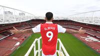 Berfoto di atas Stadion Emirates dengan gestur seperti Patung Cristo Redentor di Rio de Janeiro, Gabriel Jesus resmi diperkenalkan sebagai rekrutan baru Arsenal pada Senin (04/07/2022). (Foto: Twitter/Arsenal)