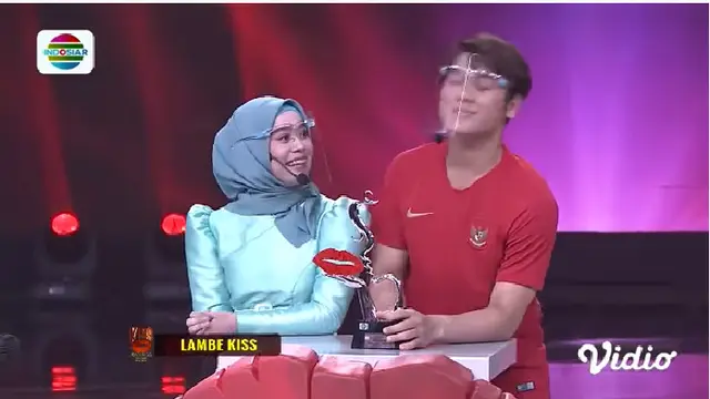Borong Penghargaan, Ini 6 Potret Lesty Kejora dan Rizky Billar di Kiss Awards 2020