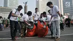 Relawan Gerakan Indonesia Bersih mengumpulkan sampah di area Car Free Day, Bundaran HI, Jakarta, Minggu (28/4/2019). Pemerintah meluncurkan aksi peduli sampah lewat 'Gerakan Indonesia Bersih' dengan sistem 3R (reduce, reuse, recycle) dalam menjaga lingkungan. (merdeka.com/Iqbal S. Nugroho)
