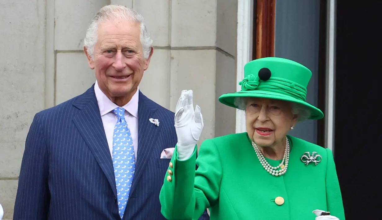 Dalam file foto ini diambil pada 5 Juni 2022 Ratu Inggris Elizabeth II berdiri di samping Pangeran Charles Inggris, Pangeran Wales dan melambai ke publik saat ia muncul di balkon Istana Buckingham di ujung Kontes Platinum di London. (AFP/HANNAH MCKAY)