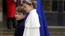 Putri Charlotte yang baru ultah kedelapan pada 2 Mei lalu, tampak cantik mengenakan gaun berpotongan cape putih dan sepatu warna senada. (Andrew Milligan/Pool via AP)