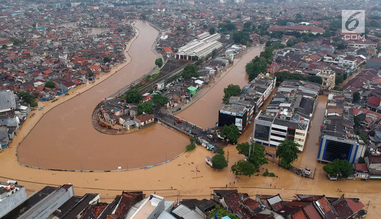 Pemandangan aerial suasana luapan sungai Ciliwung yang menggenangi Jalan Jatinegara Barat, Jakarta Timur, Selasa (6/2). Genangan tersebut membuat lalu lintas Jalan Jatinegara Barat terputus. (Liputan6.com/Arya Manggala)