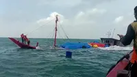 Proses evakuasi ABK Kapal KM Lintang Timur Samudera yang karam di Selat Malaka oleh nelayan. (Liputan6.com/Istimewa)