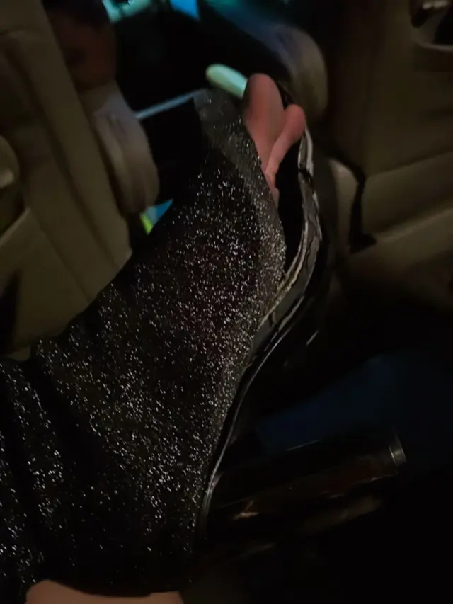Happy Asmara Bagikan Momen Kocak Saat Sepatunya Jebol Usai Manggung di Samarinda. (instagram.com/happy_asmara77)