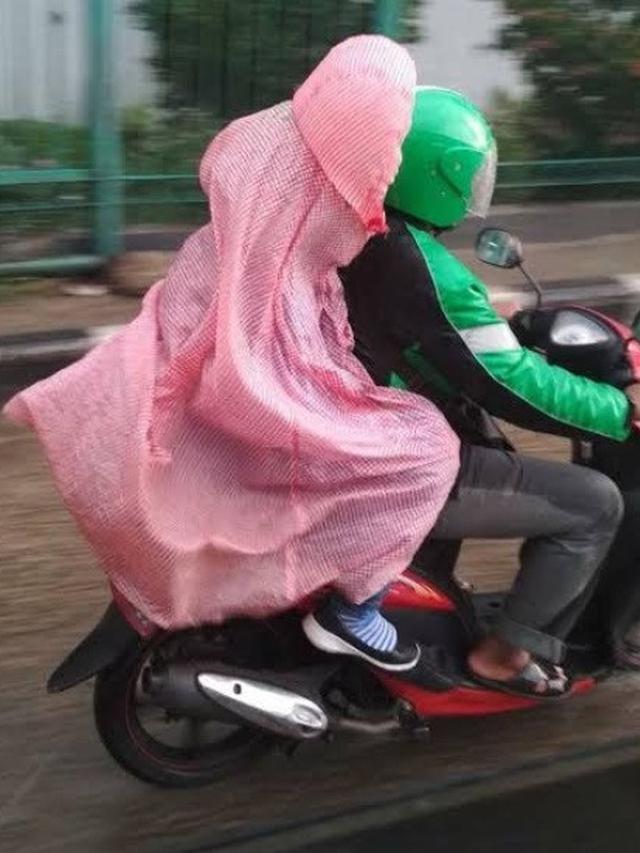 momen kocak pengendara saat kehujanan
