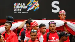 Sejumlah suporter Timnas Indonesia U-22 memasuki stadion sebelum pertandingan sepak bola antara Indonesia dan Thailand selama SEA Games 2017 di Shah Alam, Malaysia, Selasa, (15/8). (AP Photo / Vincent Thian)
