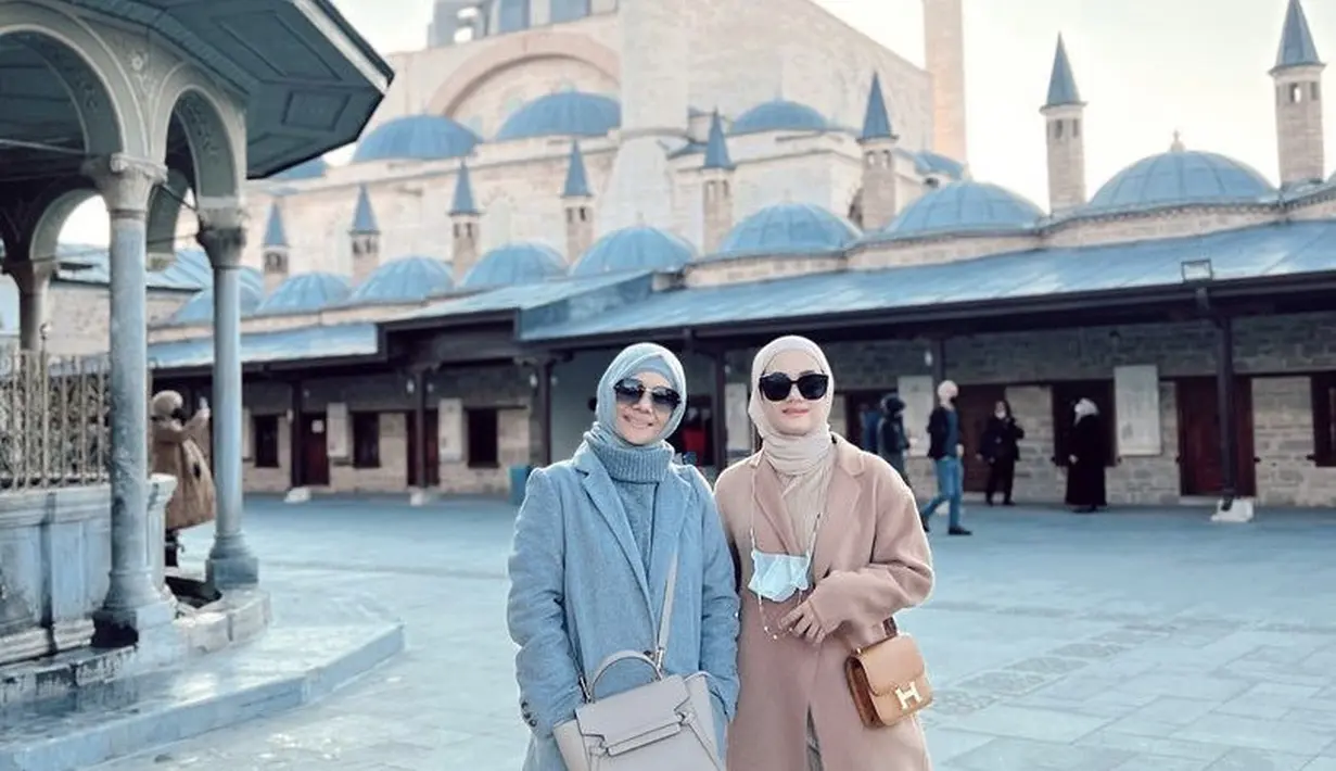Meski sudah berkeluarga, Dinda Hauw pun tetap mengajak ibunda berlibur, misalnya saja ke Turki dengan kompak mengenakan long coat. [Instagram/@dindahw]