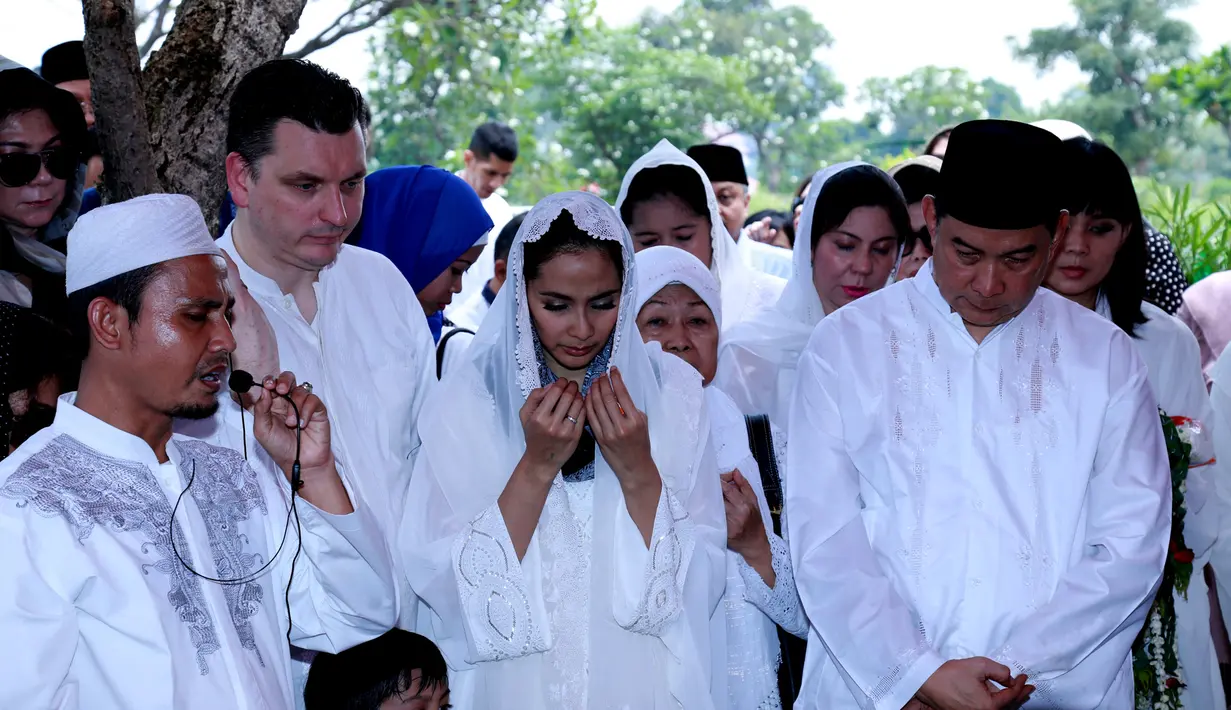 Suasana pemakaman ibu dari Maudy Koesnaedi (Wimbarsana/bintang.com)