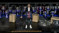 Gelandang Barcelona, Andres Iniesta, berpose dengan deretan trofi yang pernah diraihnya saat berada di Stadion Camp Nou, Barcelona, Jumat (18/5/2018). Semua gelar bergengsi pernah dipersembahkan Iniesta untuk La Blaugrana. (AFP/Josep Lago)