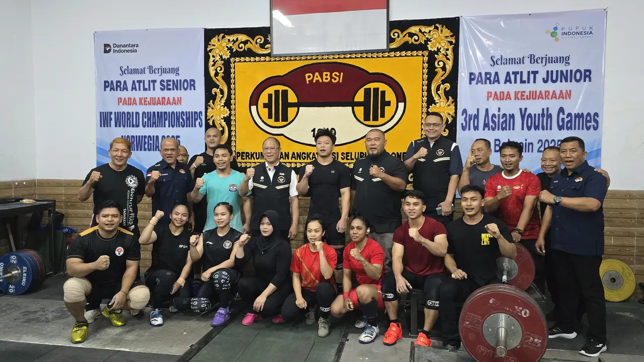 CdM SEA Games 2025 Bayu Priawan Djokosoetono bersama atlet angkat besi Indonesia