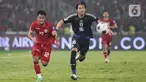 Pemain timnas Indonesia, Pratama Arhan (kiri) berebut bola dengan Koki Machida (Jepang) saat Matchday 5 Grup C putaran ketiga kualifikasi Piala Dunia 2026 zona Asia di Stadion Utama Gelora Bung Karno, Jakarta, Jumat (15/11/2024). (Liputan6.com/Angga Yuniar)