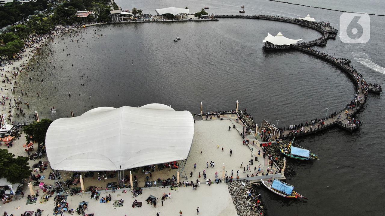 FOTO: Libur Lebaran di Pantai Karnaval Ancol