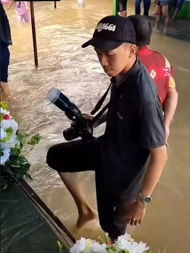 Viral Pasangan Pengantin Ini Lakukan Pemotretan di Tengah Banjir, Curi Perhatian