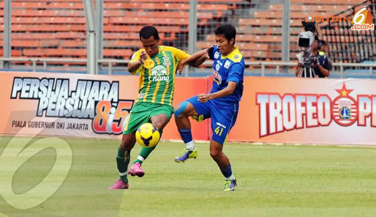 Dendi Santoso (Arema Cronus - kanan) berebut bola dengan pemain United Army Thailand. (Liputan6.com/Helmi Fithriansyah)