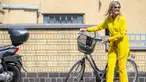 Ratu Belanda Maxima tiba dengan sepeda untuk mengunjungi Museum The Hague di Den Haag pada 2 Juni 2020. Kunjungan Ratu Maxima untuk merayakan pembukaan kembali museum seni tersebut setelah ditutup selama beberapa minggu karena pandemi corona covid-19. (Frank Van BEEK / ANP / AFP)