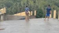Jembatan penghubung di Desa Bambangan, Malunda, Mejene putus saat banjir bandang (Foto: Liputan6.com/Istimewa)