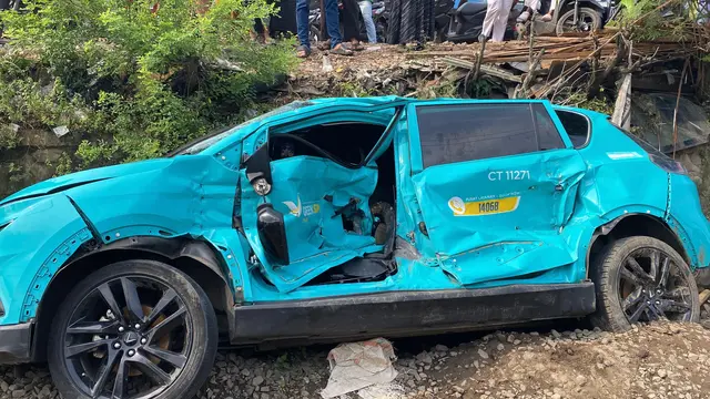 Taksi Green SM ikut tertabrak KRL di Bekasi Timur