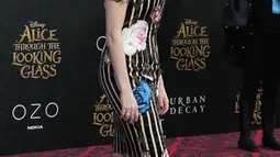 Artis Anne Hathaway tampil cantik menggunakan busana bermotif kembang saat menghadiri pemutaran film " Alice Through the Looking Glass " di Hollywood, AS, (23/5). Anne Hatway berperan sebagai Mirana of Marmoreal, the White Queen. (AFP/Frederick M. Brown)