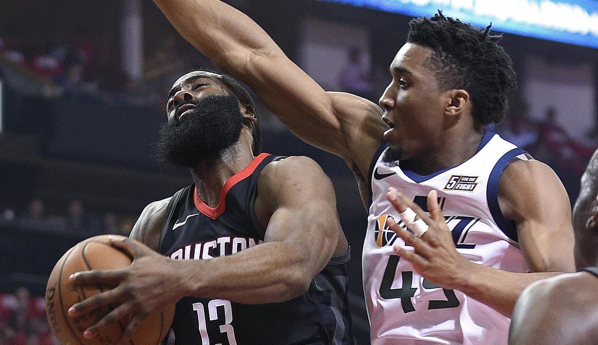Pemain Houston Rockets, James Harden (13) mencoba melewati adangan pemain Utah Jazz, Donovan Mitchell pada playoff game kedua NBA basketball di Toyota Center, Houston, (2/5/2018). Utah Jazz menang 116-108. (AP/Eric Christian Smith)