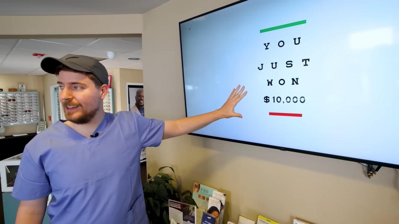 YouTuber MrBeast dalam video 1,000 Blind People See For The First Time (Tangkapan layar YouTube MrBeast)