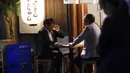 Orang-orang menikmati minuman di sebuah bar di Tokyo, Jepang, 4 Oktober 2021. Warga kembali beraktivitas setelah berakhirnya status pembatasan darurat virus corona COVID-19 di Jepang. (AP Photo/Koji Sasahara)