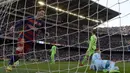 Bintang Barcelona, Lionel Messi, usai membobol gawang Getafe. Meski gagal eksekusi penalti, namun Messi berhasil bangkit dan mencetak sebuah gol. (AFP/Lluis Gene)