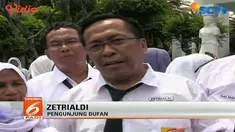 Kocak dan menggemaskan! Para orangtua ini berlibur di arena bermain sambil mengenakan seragam SMP.