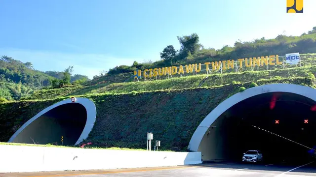 Kementerian PUPR menurunkan tim Ditjen Bina Marga bersama Komite Keselamatan Jembatan dan Terowongan Jalan (KKJTJ) untuk melakukan inspeksi kondisi Terowongan Tol Cisumdawu yang dikabarkan retak akibat gempa Sumedang. (Dok Kementerian PUPR)