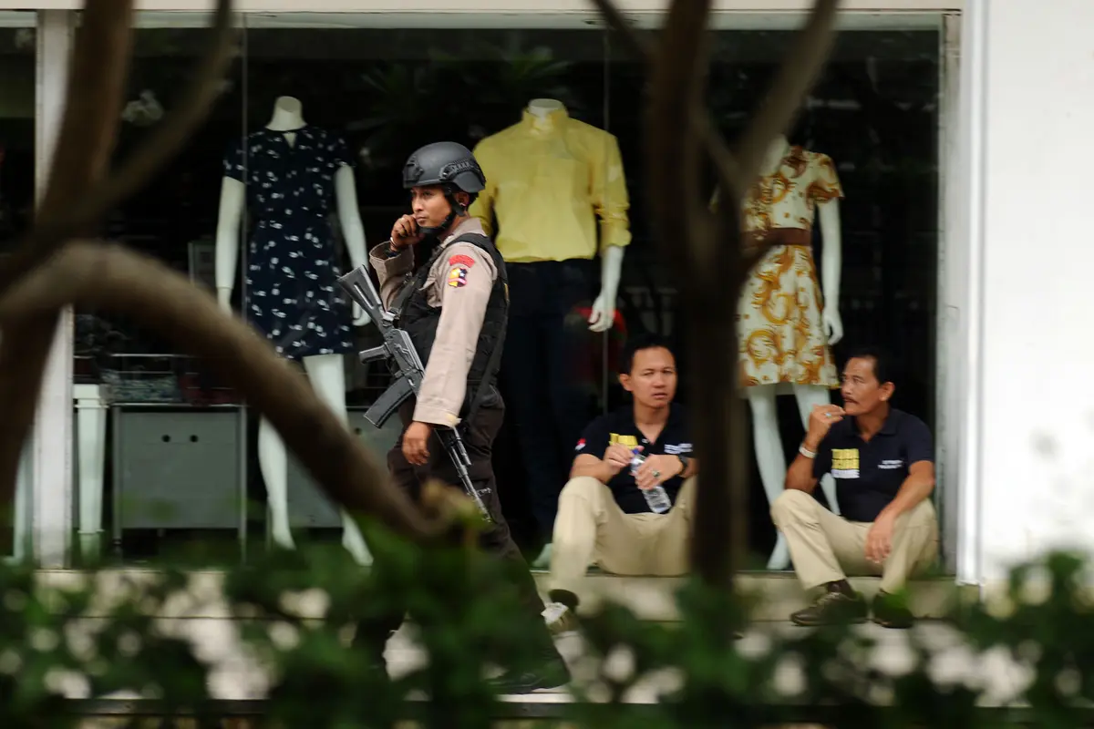 20160114-Petugas Gabungan Jaga Obyek Vital di dekat Gedung Sarinah-Jakarta