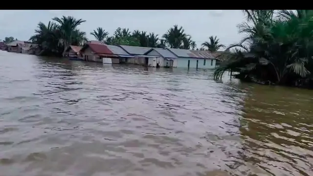 Momen Baim Wong Kunjungi Korban Banjir Kalsel, Terjun Langsung Salurkan Donasi. (Sumber: Instagram/baimwong)