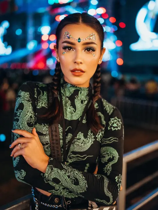 Tampilan Nina Kozok secara keseluruhan memberikan pesona yang seru. Ia memadukan printed tee dengan motif naga tang memberikan pernyataan pada tampilannya. (Foto: Nina Kozok)