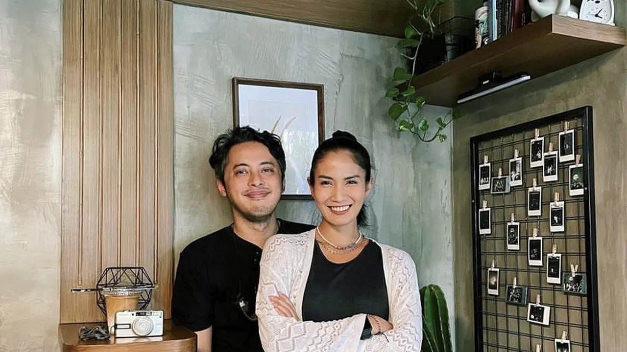 8 Tampilan Aulia Sarah Bintang Film KKN di Desa Penari Bersama Calon Suami
