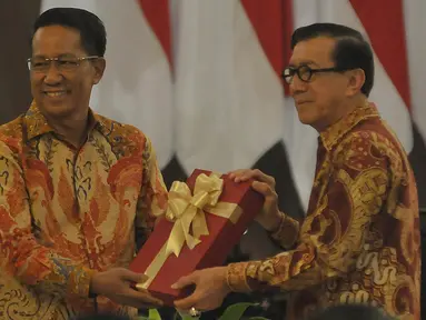 Mantan Menteri Hukum dan Hak Asasi Manusia (Menkumham), Yasonna H Laoly (kana) menyerahkan nota memori jabatan kepada Menkumham yang baru, Supratman Andi Agtas di Graha Pengayoman, Rasuna Said, Kuningan, Jakarta, Selasa (20/8/2024). (merdeka.com/Imam Buhori)