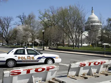 Polisi memblokir area sekitar Gedung Capitol, Washington DC, Amerika Serikat, pasca serentetan penembakan yang terjadi di lokasi tersebut, Senin (28/3). Sempat terjadi tembak-menembak dengan petugas sebelum pelaku dilumpuhkan. (REUTERS/Yuri Gripas)