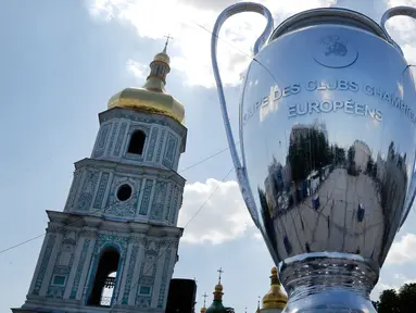 Replika raksasa trofi c ditempatkan di depan Katedral St Sophia, di Kiev, Ukraina, (23/5). Liverpool akan bertanding melawan Real Madrid di Final Liga Champions pada 26 Mei di stadion Olympiyski di Kiev. (AP Photo / Efrem Lukatsky)