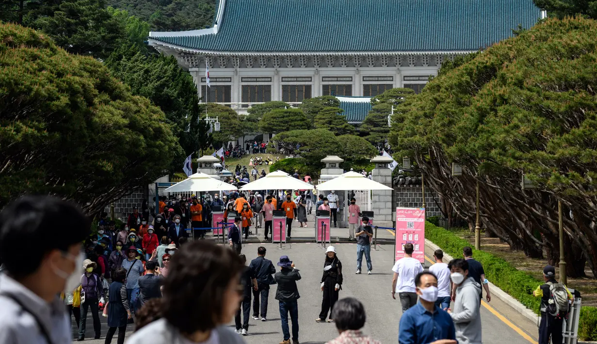 Orang-orang mengunjungi Kompleks Blue House sehari setelah dibuka untuk umum menyusul janji kampanye Presiden Korea Selatan Yoon Suk-yeol di Seoul, Korea Selatan, 11 Mei 2022. (ANTHONY WALLACE/AFP)