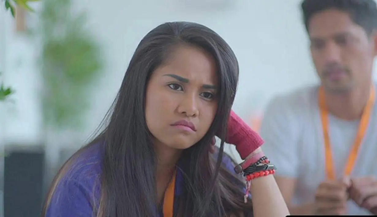 Tidak butuh waktu lama pemeran yang mengawali kariernya dari sinetron Lenong Bocah tersebut. Hanya menjalani tiga kali sidang, rumah tangga pasangan Chika dan Fajri resmi cerai sejak Kamis (4/5). (Instagram/cqawaode)