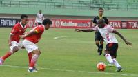 Boaz Solossa mencetak gol pembuka dalam laga Persipura kontra Persja, Sabtu (10/9/2016) di Stadion Manahan, Solo. (Bola.com/Romi Syahputra)