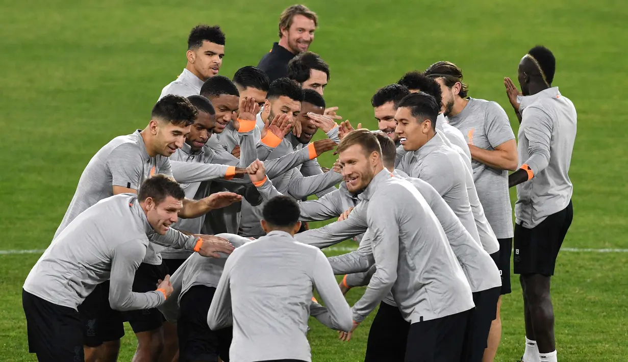 Pemain Liverpool saat mengikuti sesi latihan di stadion Ramon Sanchez Pizjuan di Sevilla, Spanyol (20/11). Liverpool akan bertanding melawan Sevilla pada lanjutan grup E Liga Champions.  (AFP Photo/Cristina Quicler)