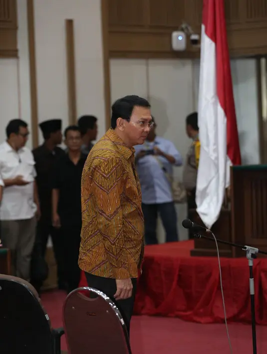 Gubernur Nonaktif DKI Jakarta, Basuki Tjahaja Purnama (Ahok) bersiap duduk di kursi terdakwa untuk menjalani sidang ketujuh perkara dugaan penistaan agama di Auditorium Kementerian Pertanian, Jakarta, Selasa (24/1). (Liputan6.com/Pool/Faizal Fanani)