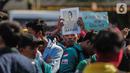 Massa mahasiswa dari BEM Seluruh Indonesia (SI) membawa poster dalam unjuk rasa di kawasan Patung Kuda, Jakarta, Senin (21/10/2019). Massa yang akan berunjuk rasa di depan Istana Merdeka tertahan di Patung Kuda karena terhalang kawat berduri yang dibentangkan. (Liputan6.com/Faizal Fanani)